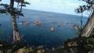 青海島の奇岩を遊歩道から