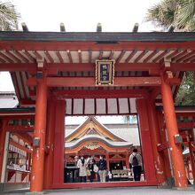 朱色の門とその先の拝殿