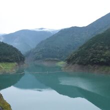 エメラルドグリーンに輝く接岨湖の湖面
