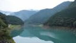 長島ダムのダム湖で自然豊かな湖