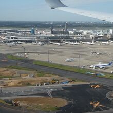 到着直前に見えた成田空港第2ターミナルビル