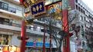 鮮やかな朱色の門