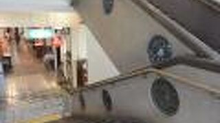 レトロな校舎を活用。