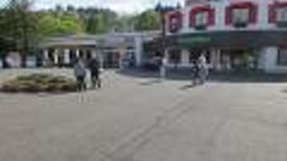 コンビニもあるサービスエリア