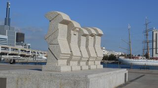 モアイ像のような感じ？