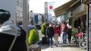 人が多いです、夏祭りの時は山車が通る道だそうです