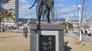 メリケンパークの南端ある親子３人のブロンズ像