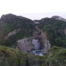 ガラス越しに上から見た白山洞門