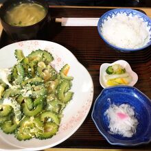 ゴーヤーチャンプルー定食・沖縄そば付き。