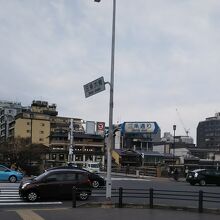 京阪三条五番出口あたりからみた三条大橋