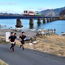 宮古駅寄りの堤防から見た第34閉伊川鉄橋と三陸鉄道車両。