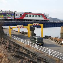 磯鶏駅寄りのたもとから見た様子。ラッピング車両が楽しい！