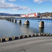 宮古駅を目指して第34閉伊川鉄橋を走り去る三陸鉄道車両。