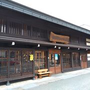 古い日本家屋に格子戸のお店に風情を感じる