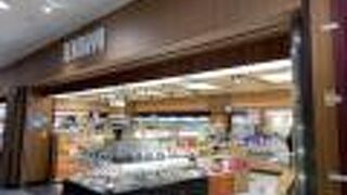 保安検査場横の分かり易い場所。