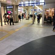 地下鉄京都駅構内の小ぶりなショッピングモール