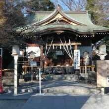 川口の鎮守氷川神社の鳥居をくぐると、奥に本社殿がみえます。