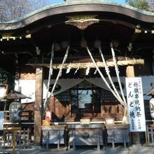 川口の鎮守氷川神社の本社殿です。伝統的な立派な造りです。