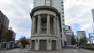 列柱の並ぶ円形バルコニーのある銀行建築