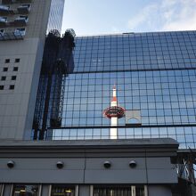 京都駅ビルに映り込むタワー