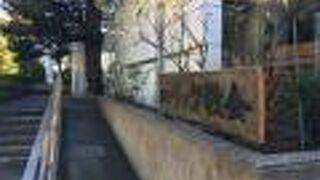 内部は体育館風の造り