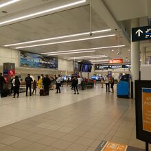 １階は荷物の受け渡しターンテーブルと到着口