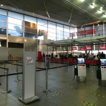 搭乗手続きカウンターは２階です