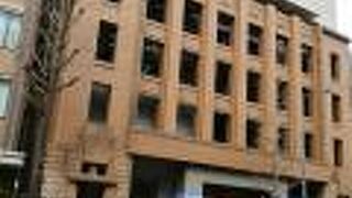 古い壁面を利用。