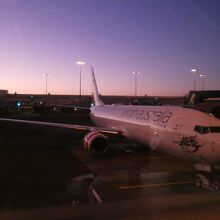 ＶＡ９９９便SYD(２１：３０発)－＞BNE(２２：００着)