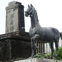 赤馬銅像と昔の漢字仮名交じり文の解説石版