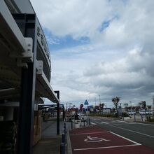 玄関前には大量にダンボールが・・・・