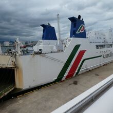 展望デッキからはこの迫力でフェリーが見れます