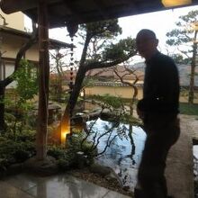 中庭には鯉のいる池