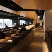 席は１つ空けます