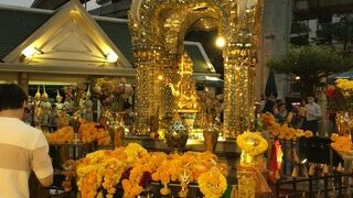 たくさんの信者が訪れるバンコクのパワースポット