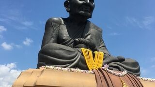 タイの高僧の巨大な像のあるお寺