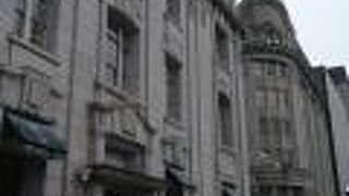 旧居住地に点在するレトロなビル