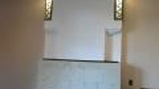 白い板張りと緑の鎧戸の洋館