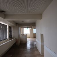 客室の廊下には窓がないので雨降ると廊下には雨が