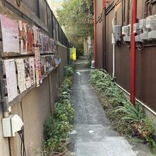 この進入路では建替は建築基準法でNGやろ～