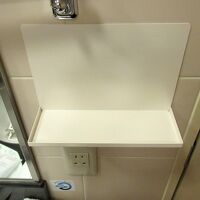 スマホなどをバスルームに持ち込めるような配慮なのでしょう