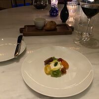 トニオトラサルディーを思いながらチーズとトマトを共に味わう