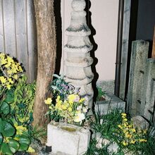 光秀首塚伝承の五輪塔。