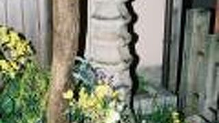 明智光秀の首塚伝承地とされている。