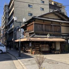 ビルに囲まれた純日本家屋