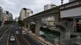 ゆいレールの線路と並行している久茂地川