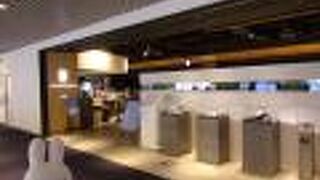 シックで落ち着いた雰囲気の空間を提供