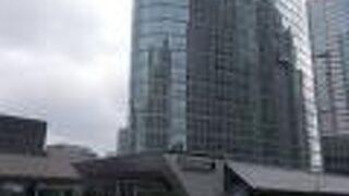 いくつかのビルが連結しています。