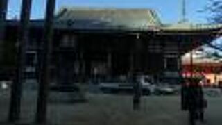 檀上伽藍の中央に建つ総本堂