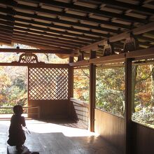 石水院の西面の善財童子と紅葉の眺めは素晴らしい